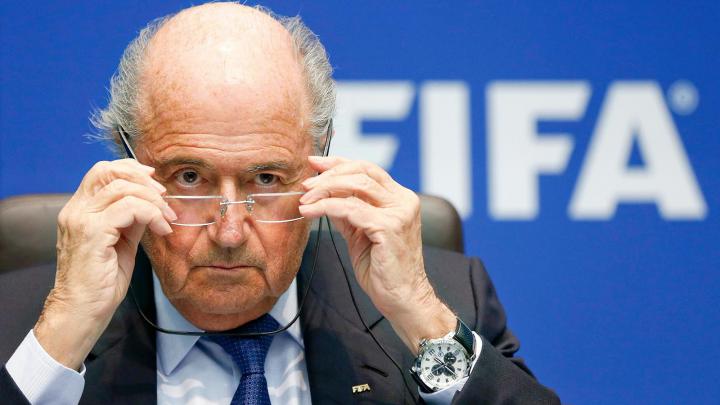 Image de Football. Il y a quatre jours, Blatter était triomphalement réélu pour un cinquième mandat malgré la tempête judiciaire qui a secoué la FIFA, à deux jours de son Congrès, avec l'arrestation de sept dirigeants sur ordre de la justice américaine et l'inculpation de neuf autres pour des faits présumés de corruption. « Démissionner, ça signifierait que je reconnais être fautif », avait-il dit le lendemain de son élection. Blatter a donné l'impression d'écouter la « communauté du football », en se créant une porte de sortie honorable, en passant pour un réformateur qui allait préparer sa succession jusqu'à de nouvelles élections, dans six mois. Mais les scandales de corruption avaient fini par atteindre le cercle rapproché de Blatter. Son numéro 2, le secrétaire général de la FIFA, Jérôme Valcke, était suspecté d'avoir supervisé en 2008 le versement de 10 millions de dollars à Jack Warner, ex-patron controversé de la Confédération de football d'Amérique du Nord, d'Amérique centrale et des Caraïbes (Concacaf) et l'un des neuf dirigeants inculpés par la police américaine. L'étau se resserrait et on a appris, quelques heures après sa démission, que Blatter était désormais « personnellement » visé par l'enquête de la justice américaine. Interrogés par Le Monde hier, de nombreux responsables de l'UEFA étaient dubitatifs. Pour eux, il ne fait guère de doute que Blatter se savait de plus en plus menacé par les éléments dont dispose la justice américaine.